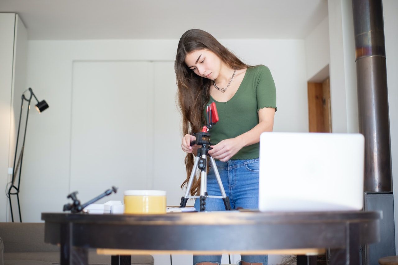 Idee creative per un appuntamento virtuale senza uscire di casa