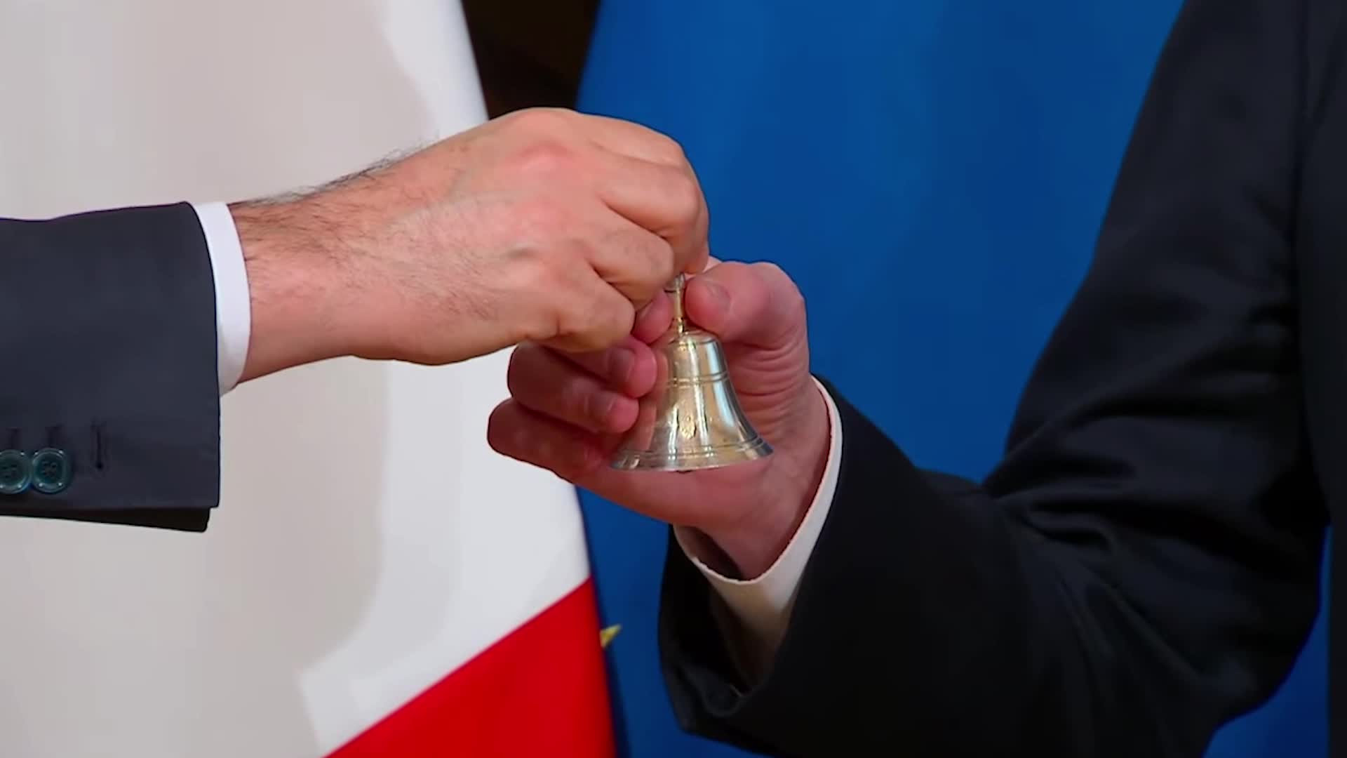 D00_VideoHDFotoCopertina20210213_Governo__passaggio_della_campanella_con_disinfettante_per_Conte_e_Draghi-2 Per la formazione del nuovo governo servirà quasi un mese (anche se c'è già un accordo)