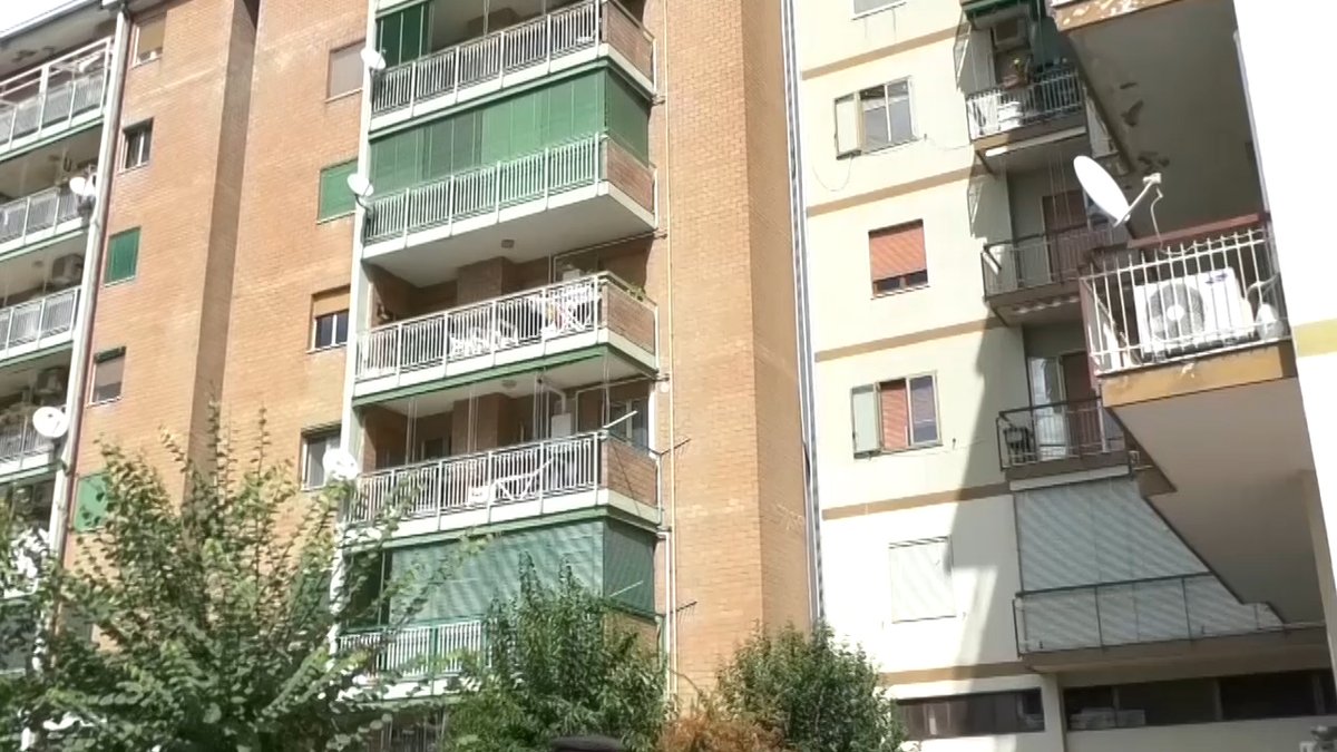 Ragazzo giù dal balcone, spunta una storia di bullismo: si indaga per istigazione al suicidio