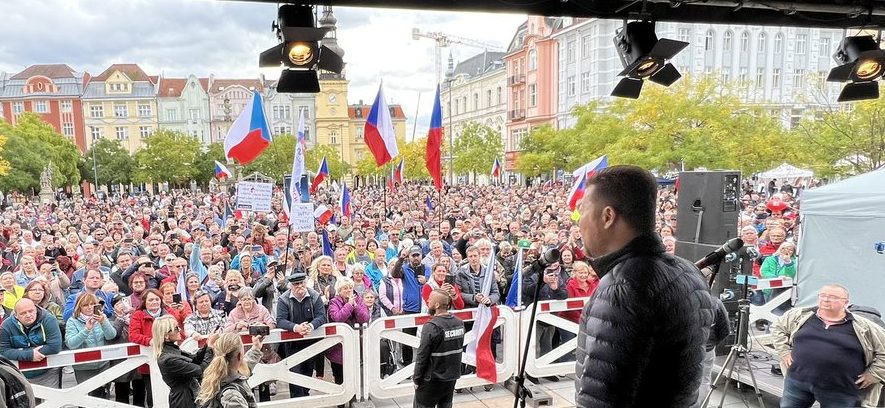 Praga, estremisti di destra e di sinistra in piazza contro il sostegno all'Ucraina