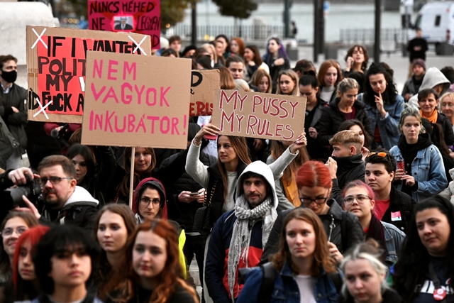 A Budapest in piazza contro l'assalto di Orban al diritto all'aborto