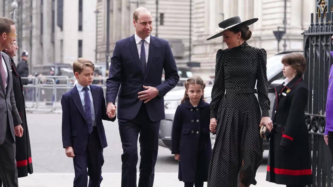 Anche i principini George e Charlotte ai funerali della bisnonna Elisabetta II: la decisione presa nella notte