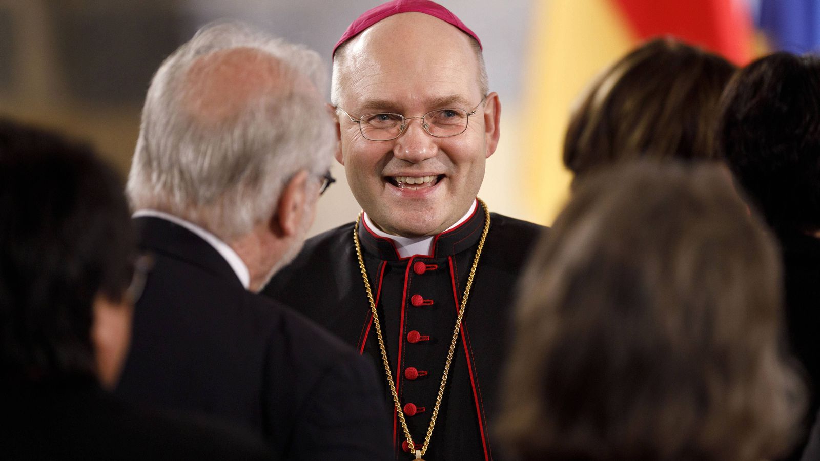 Il vescovo tedesco rompe i tabù: "L'omosessualità non è errore ma volontà di Dio"