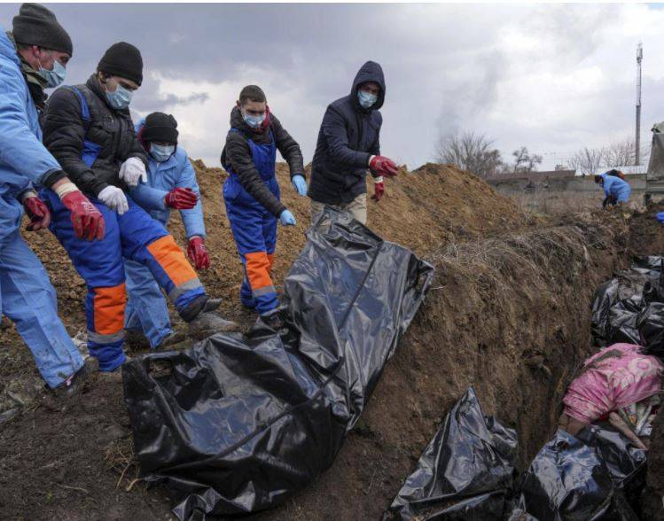 Fossa comune a Izyum, oltre 400 morti, Kiev accusa Mosca