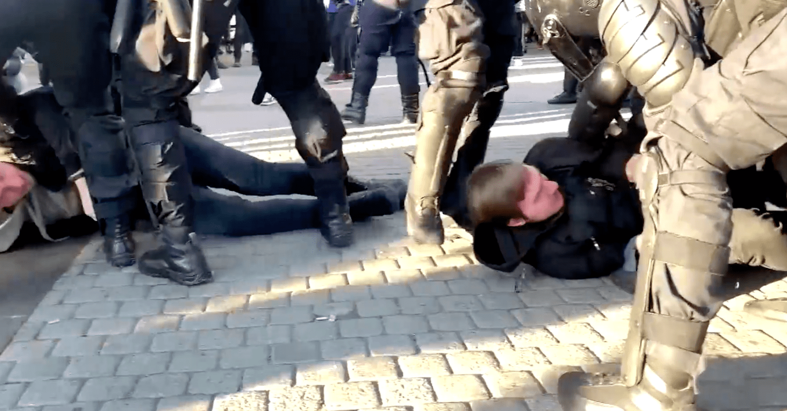 La fuga dei coscritti e il pugno di ferro di Putin contro i manifestanti: il fronte interno è ufficialmente aperto