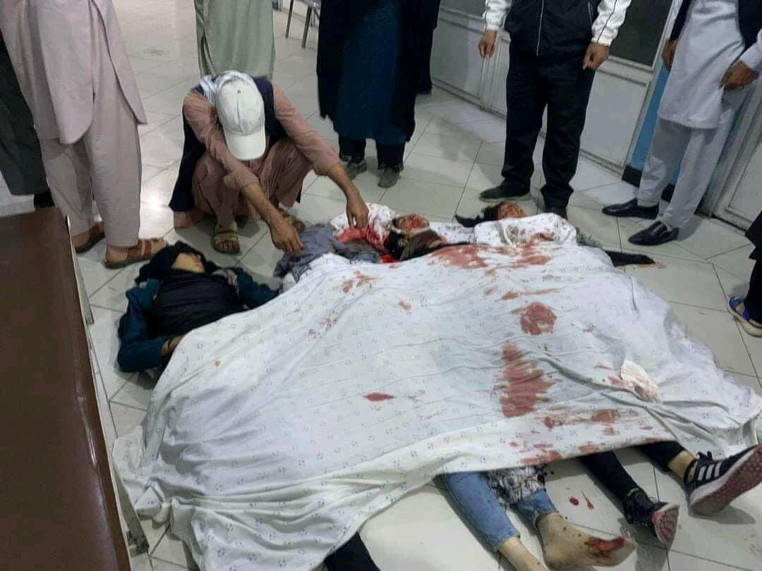 In Afghanistan si continua a morire: un attacco kamikaze in una scuola provoca 32 morti e 40 feriti