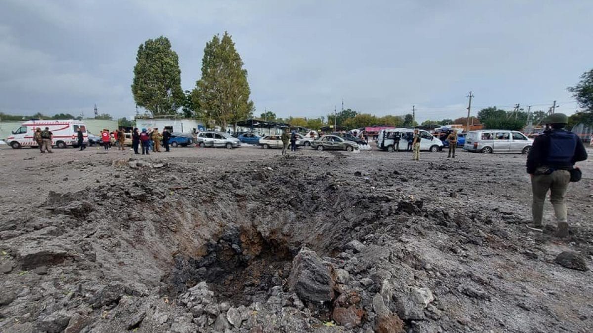 Nuova strage a Zaporizhzhia: razzi su convoglio umanitario uccidono 23 persone