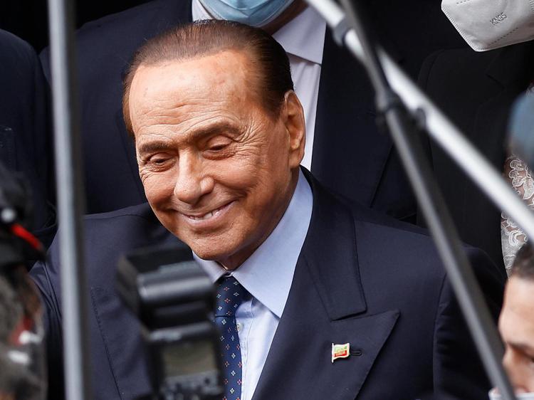 Berlusconi torna a parlare di Reddito di cittadinanza e a confondere le acque: "Per i giovani..."