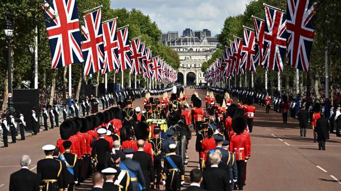 I funerali di Stato di Elisabetta II: è finito il corteo, il feretro verso il Castello di Windsor