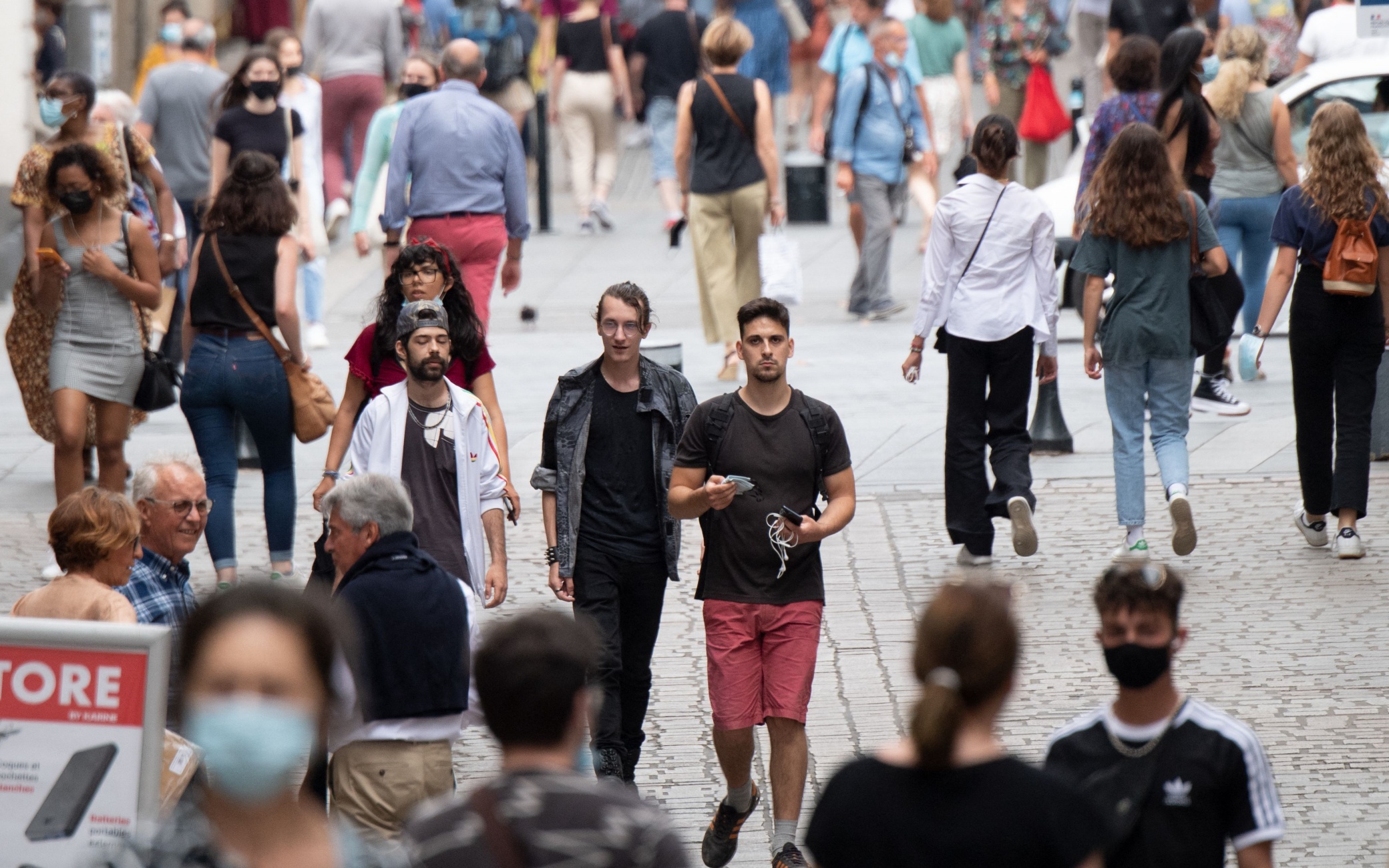 Covid-19, l'Ema: "I contagi calano ma bisogna prepararsi a una nuova ondata"