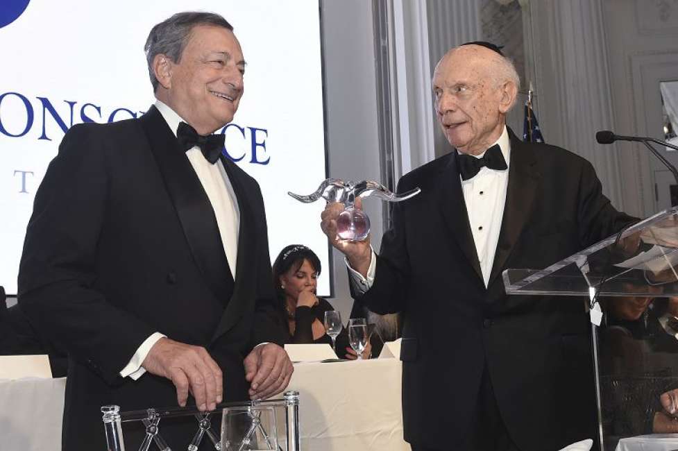Mario Draghi riceve a New York il premio "statista dell'anno"