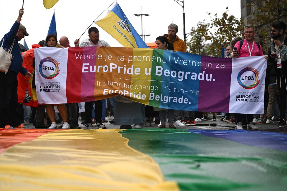 L'estrema destra omofoba colpisce anche in Serbia: denunciata la premier che ha autorizzato l'Europride