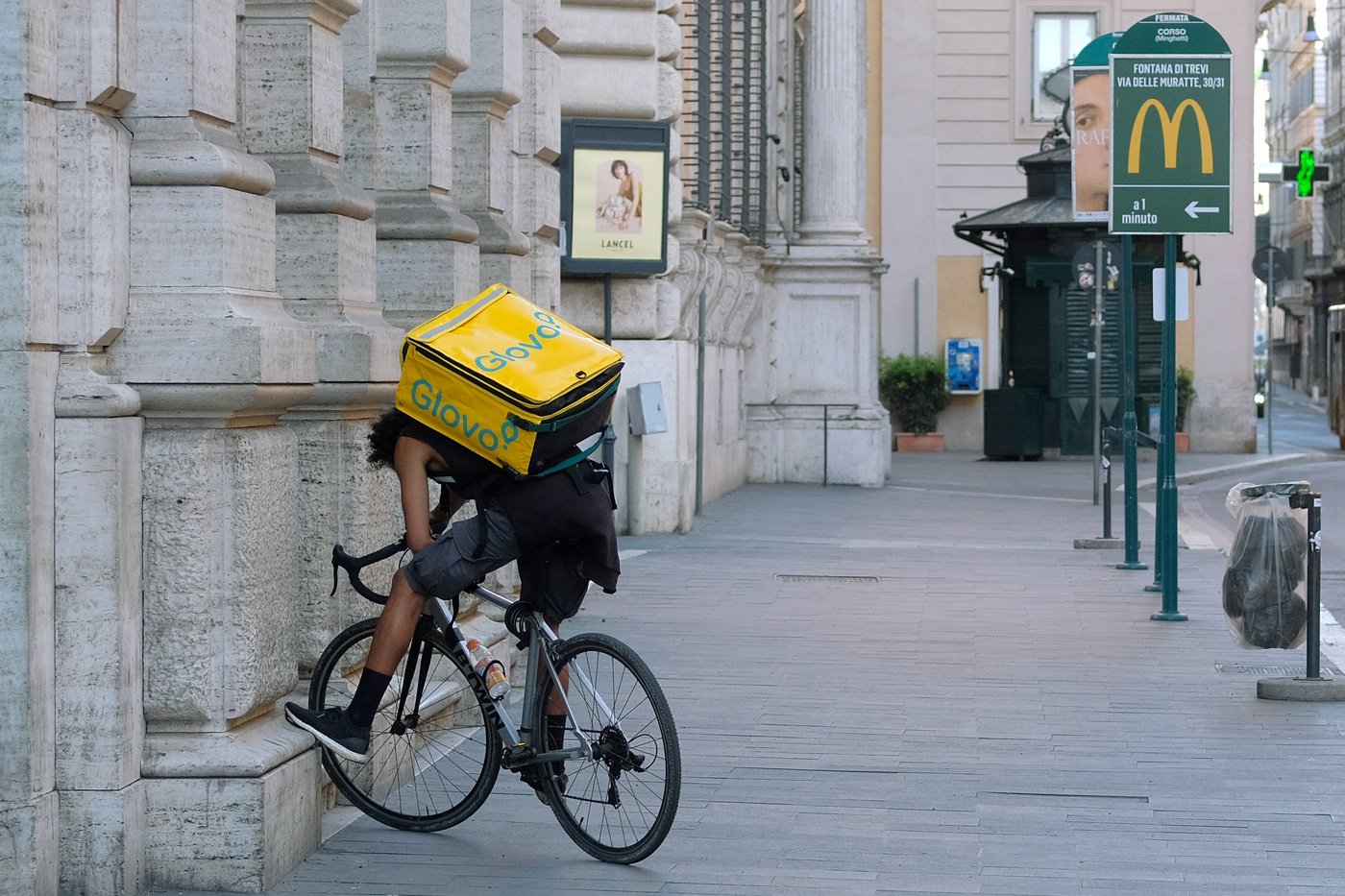 Spagna, 79 milioni di euro di multa a Glovo: "Ha violato la legge sui rider"