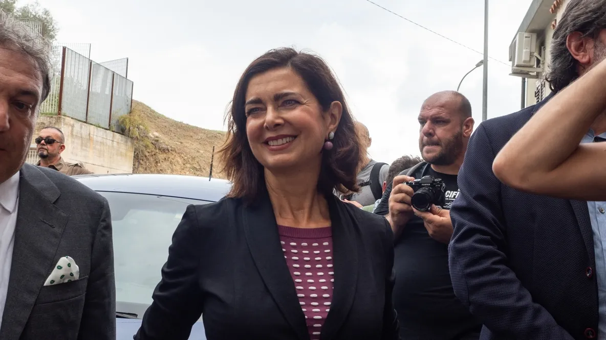 Aborto, Laura Boldrini contestata in piazza: il video del diverbio con alcune giovani manifestanti