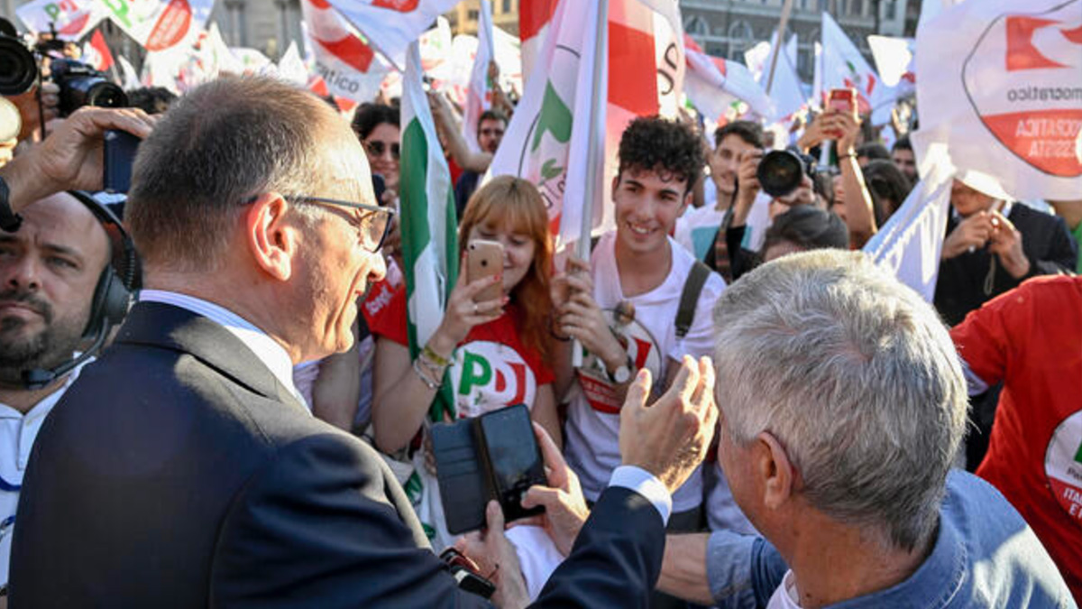 Enrico Letta dal palco di Piazza del Popolo: "Andiamo a vincere, viva l'Italia democratica e progressista"
