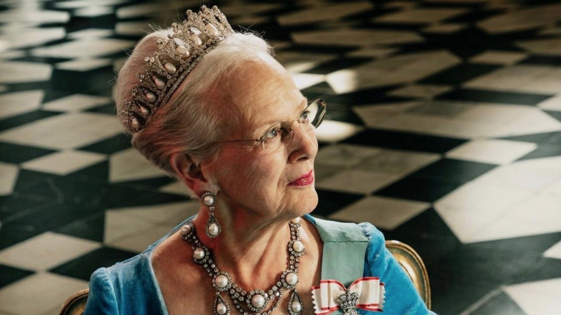 La Regina di Danimarca positiva al Covid: ha partecipato ai Funerali di Elisabetta II, si teme un focolaio