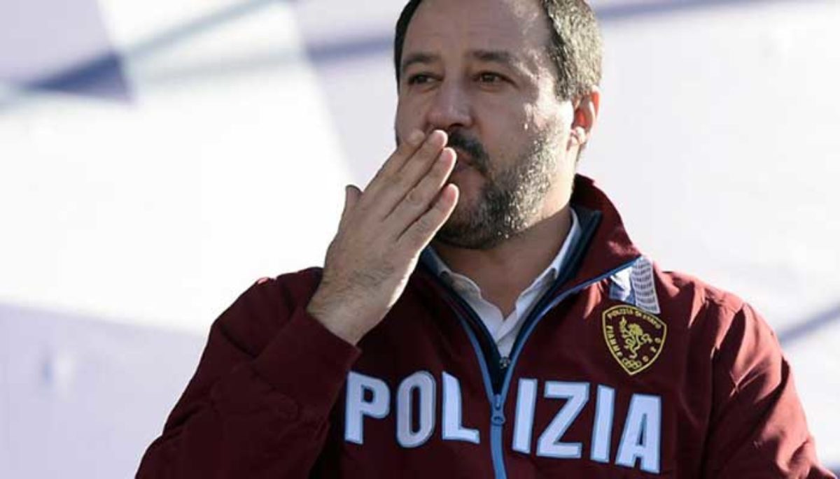 Salvini (quello che ha dato alla Boldrini della bambola gonfiabile): "La sinistra attacca le cariche dello stato"