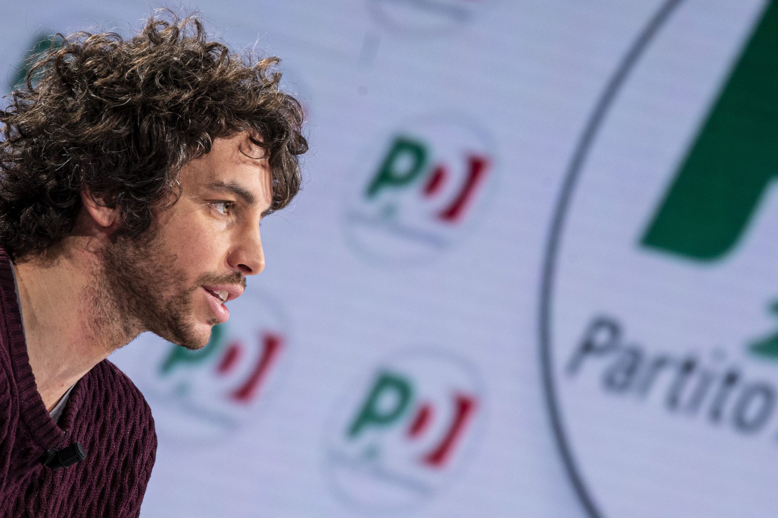 Mattia Santori scarica il Pd, l'ira dei dirigenti: "Passa il suo tempo a sputarci addosso"