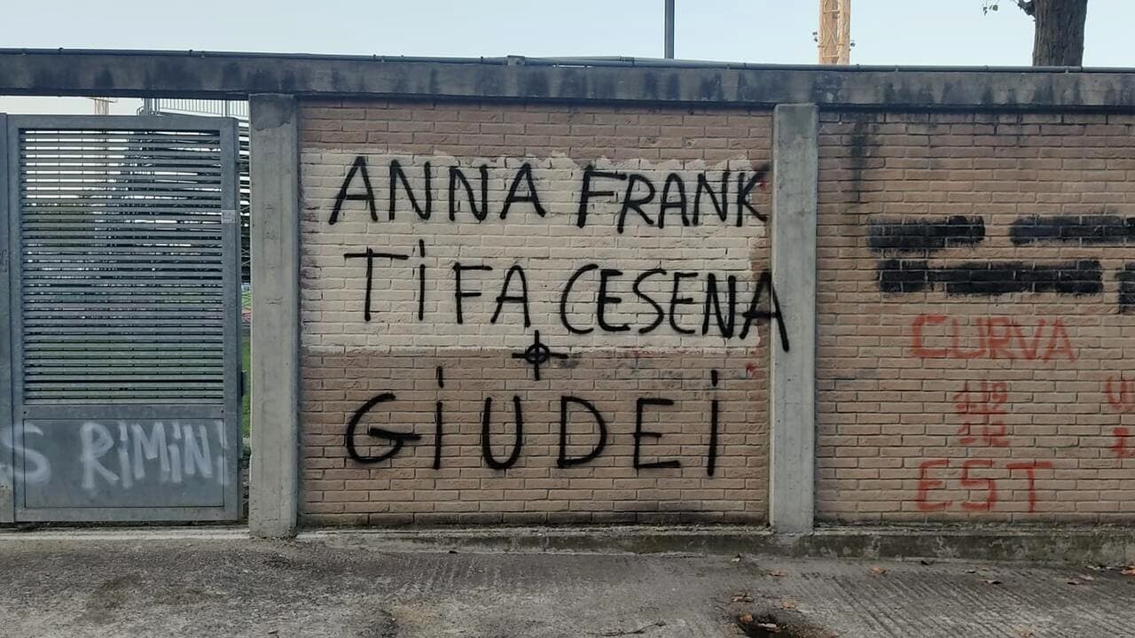 Cori e scritte anti-semite allo stadio di Rimini: la condanna dell'Anpi