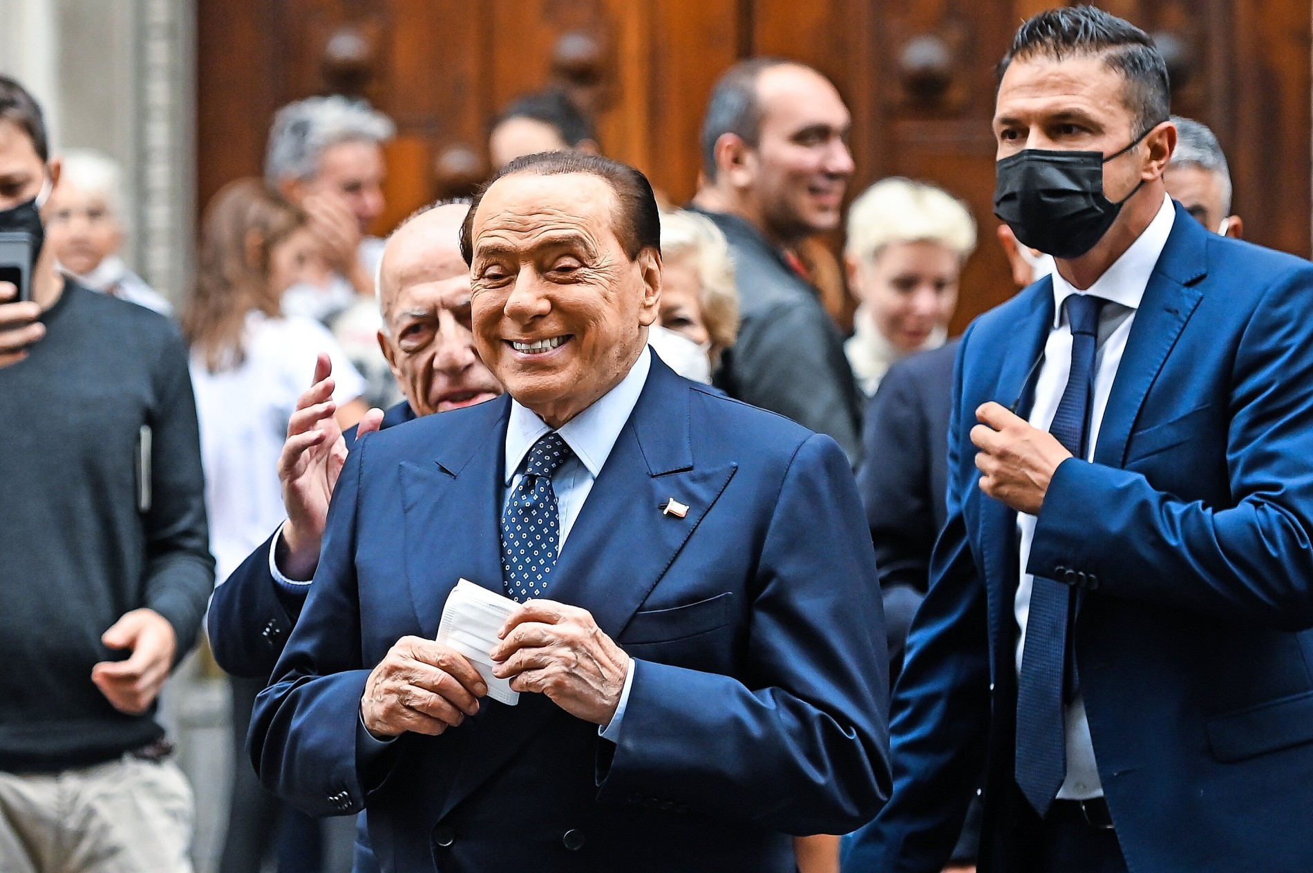 Berlusconi, malinconica arrampicata sugli specchi dopo gli elogi a Putin: "Io sempre con la Ue"