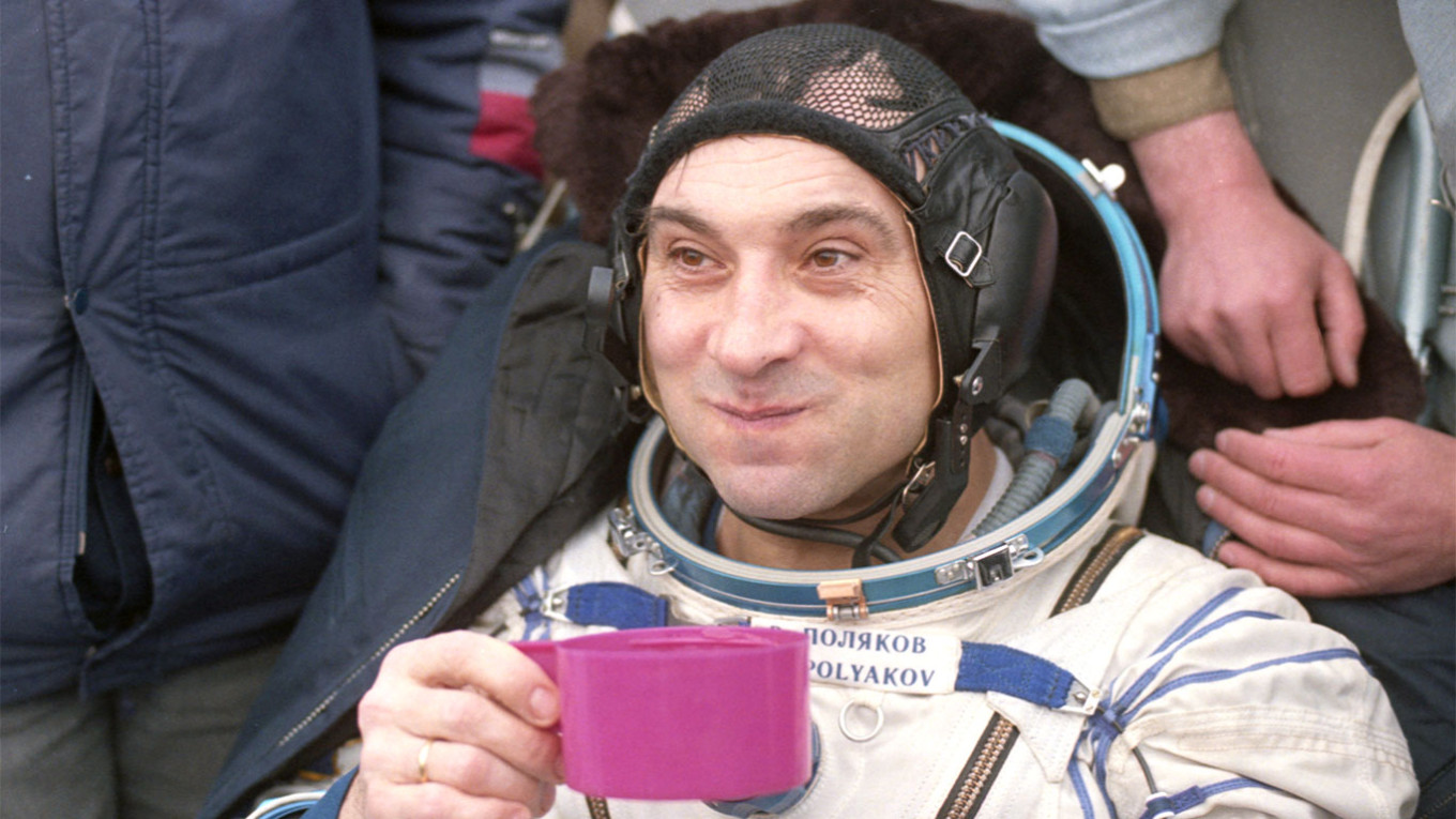 Valery Polyakov è morto, il cosmonauta russo aveva 80 anni: suo il record di permanenza nello spazio
