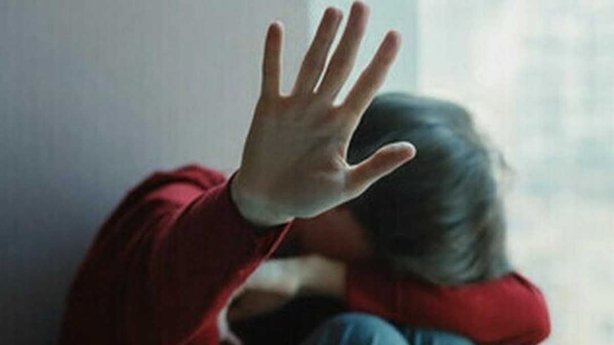 Ragazza stordita con un taser e stuprata dall'ex dabati ai suoi amici