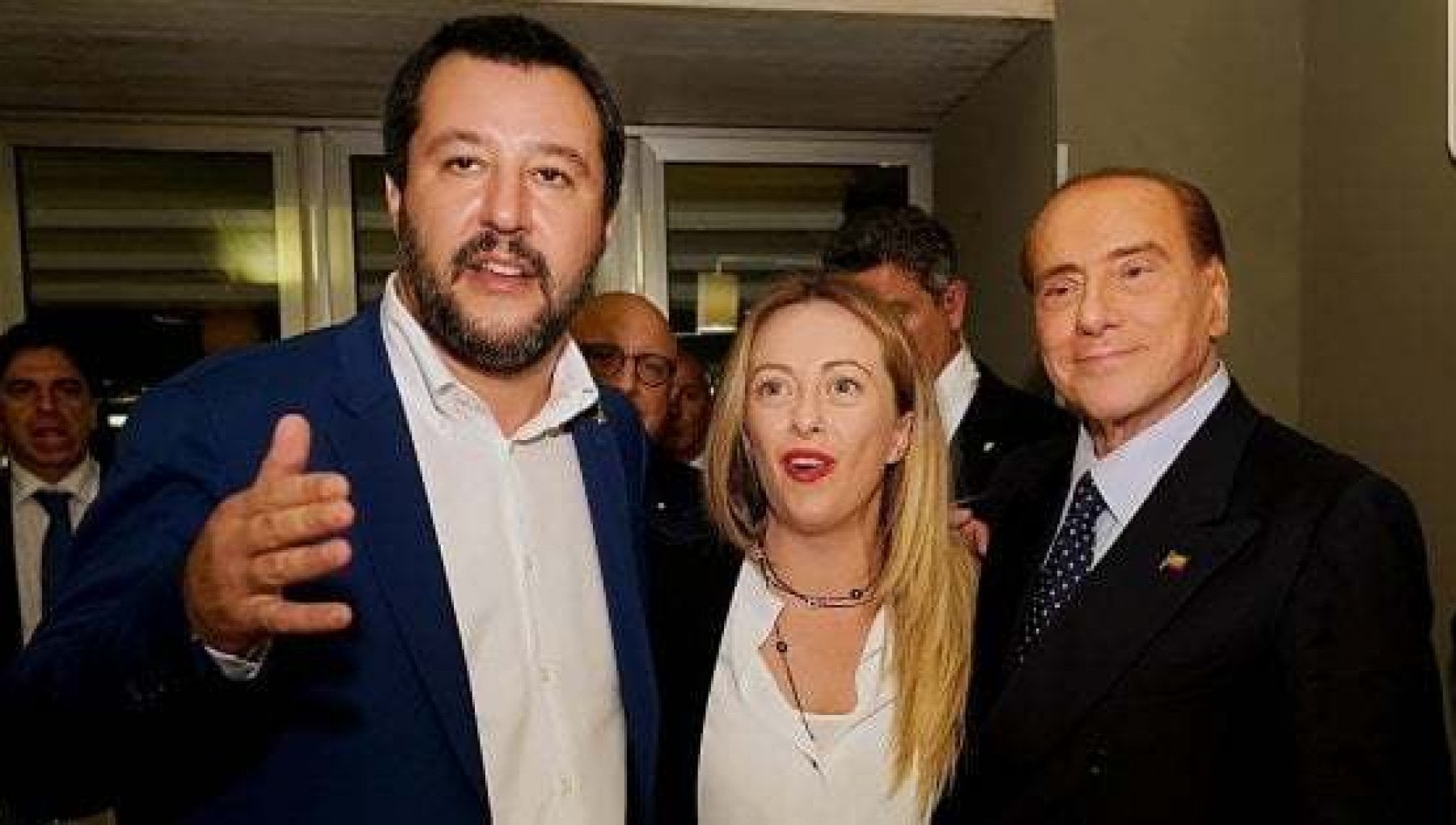 Destra con il piede sbagliato: vertice da Berlusconi ad Arcore per spartirsi le poltrone