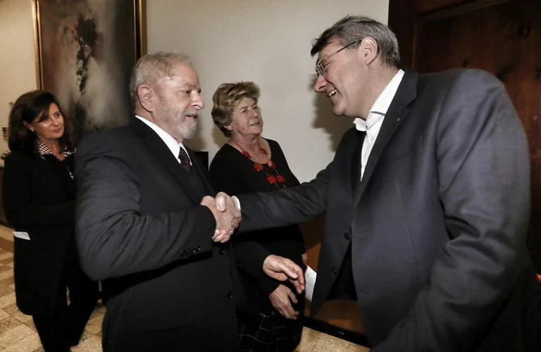 L'ex sindacalista Lula vince e Landini si congratula: "In Brasile torna la democrazia"