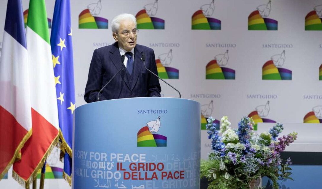 Mattarella: "Non esiste una guerra santa ma deve esistere una pace santa"