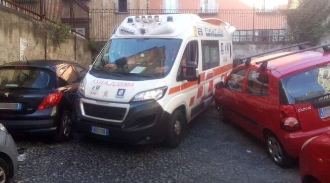 Auto in 'sosta selvaggia' bloccano un'ambulanza: muore un'anziana