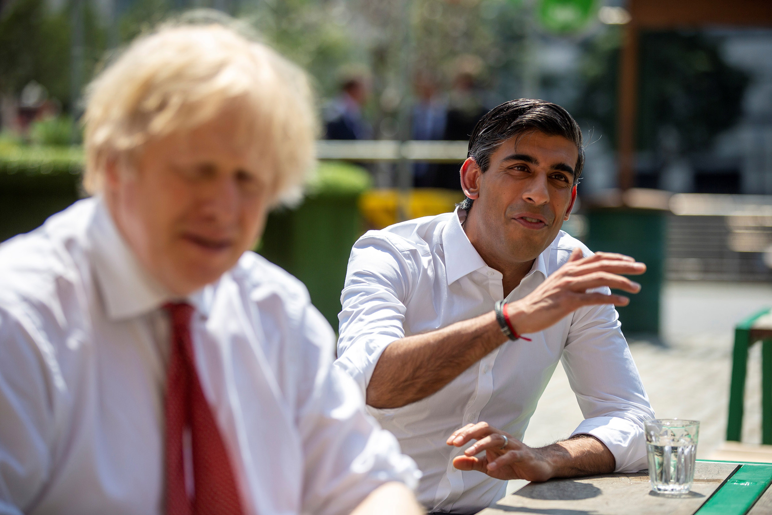 Image: Britain’s Prime Minister Boris Johnson and Chancellor Rishi Sunak visit Pizza Pilgrims in West India Quay, in London Sunak si candida ufficialmente per Downing Street: chi è il possibile nuovo primo ministro britannico?