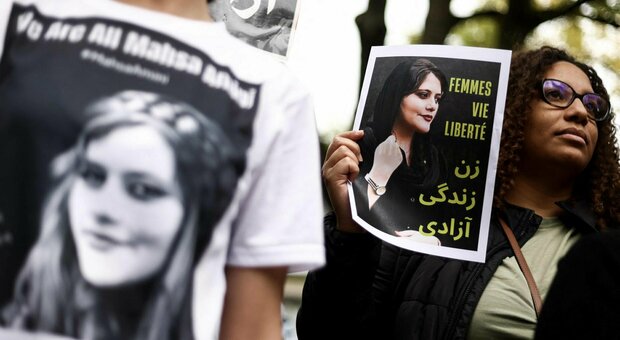 Continuano le proteste in Iran, i manifestanti sfidano la polizia in ricordo di Mahsa Amini