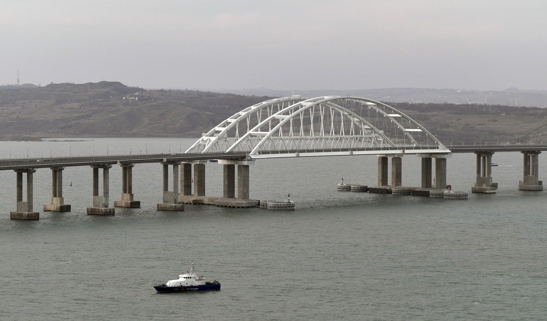 Il ponte di Kerch: l'opera strategica voluta da Putin per 'blindare' la penisola dopo l'annessione