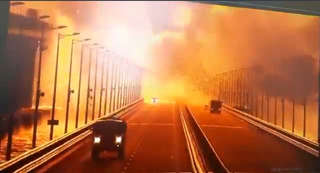 L'Ucraina fa saltare il ponte che collega la Crimea alla Russia