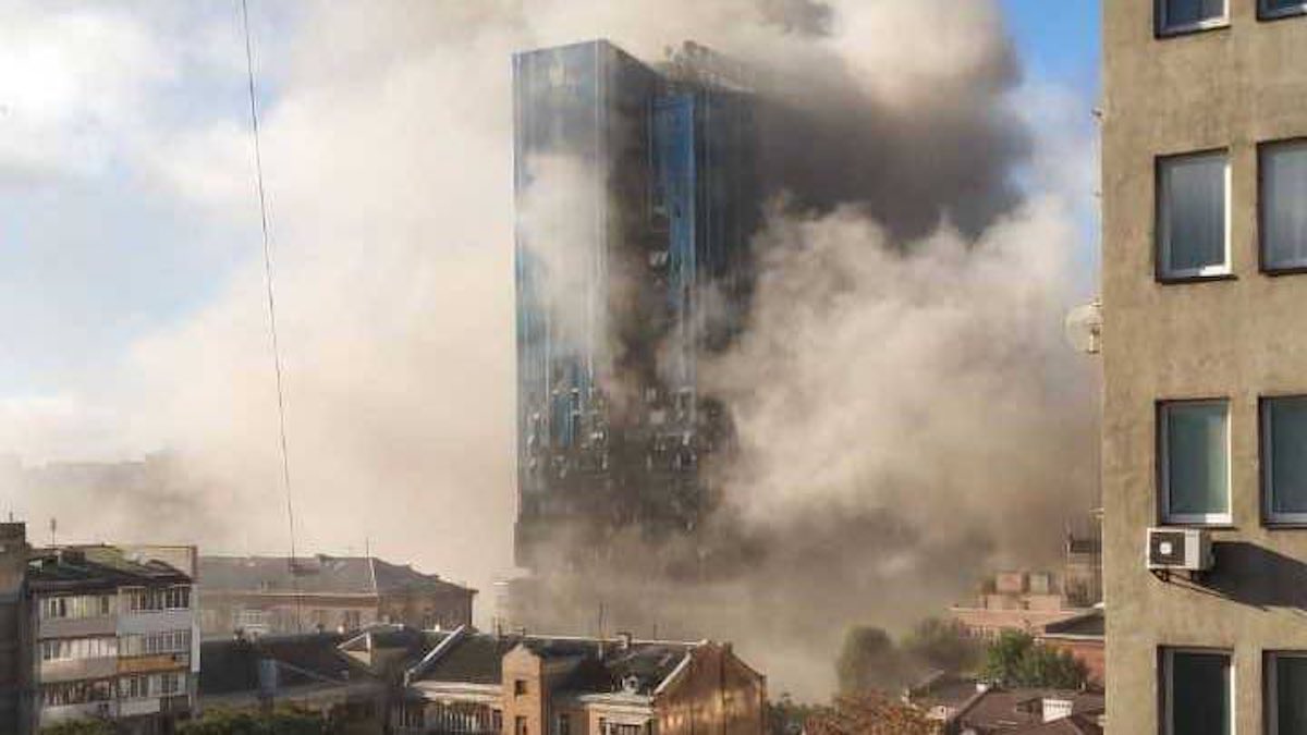 Il consolato tedesco a Kiev bombardato da Putin: l'ira della Germania