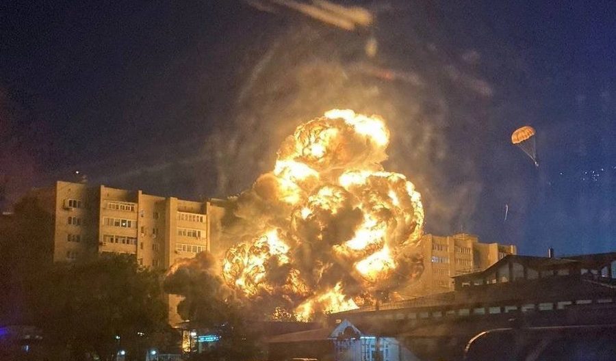 Aereo russo caduto su un palazzo: si aggrava il bilancio dei morti Aereo russo caduto su un palazzo: si aggrava il bilancio dei morti