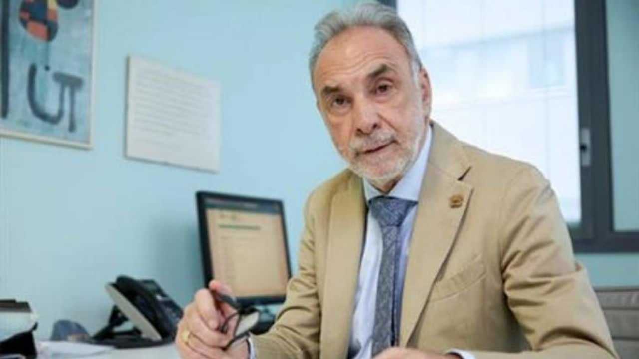 Remuzzi, monito al governo: "Chi è no-vax non dovrebbe lavorare nella sanità"