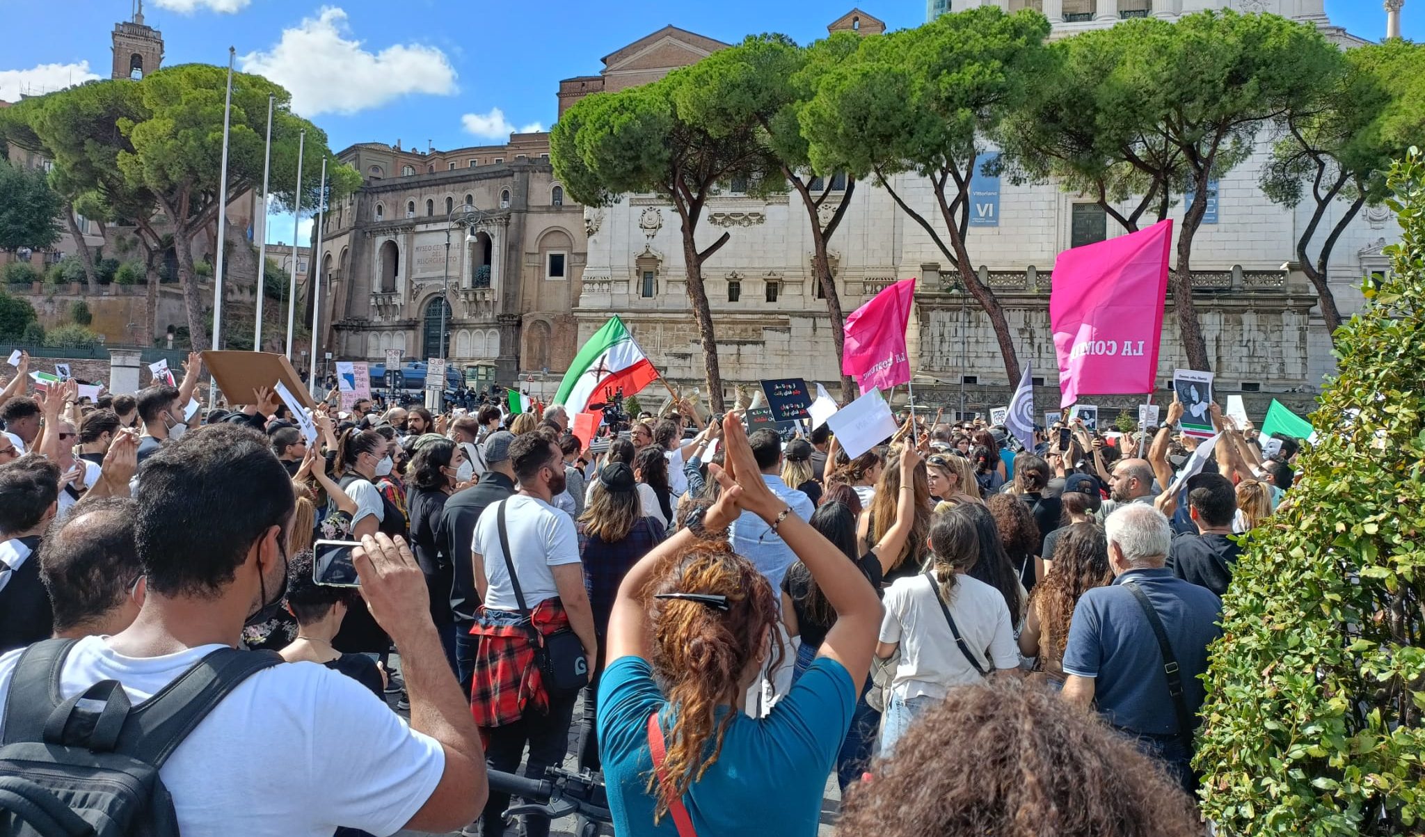 In piazza per le donne iraniane e Friday for Future: la partecipazione e la sinistra in giacca blu