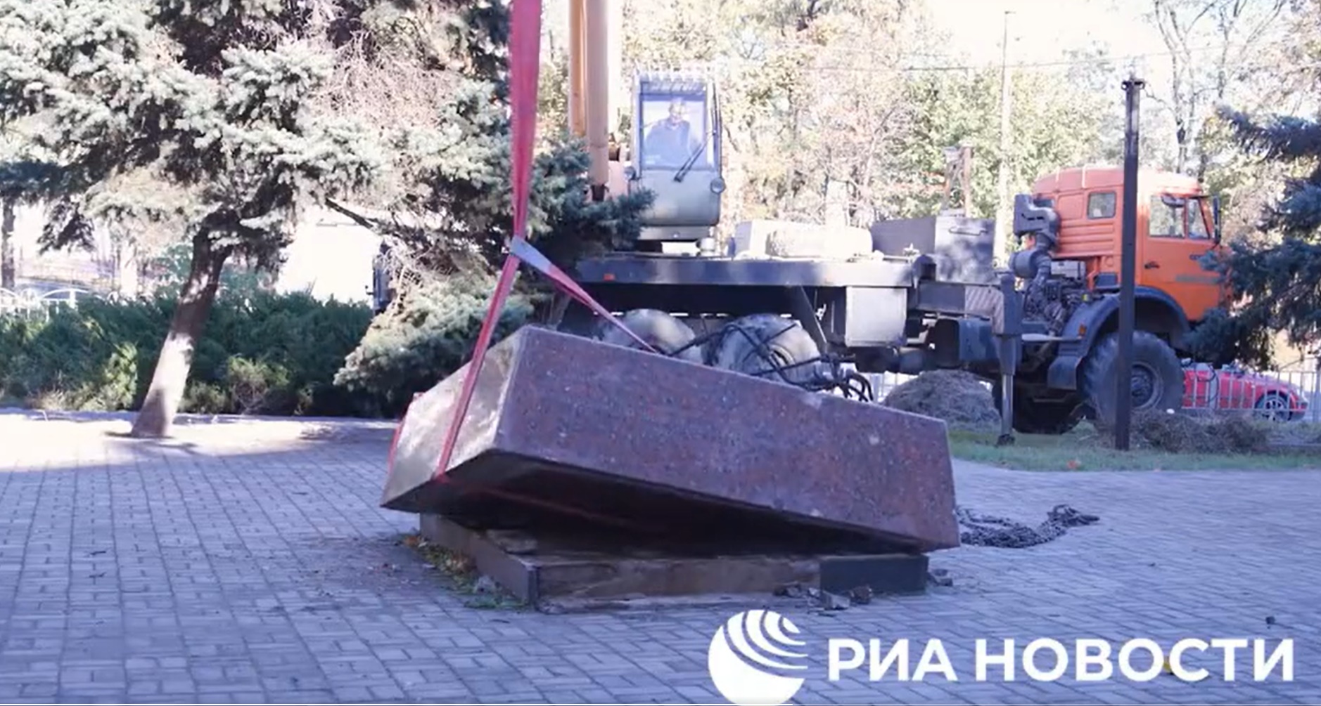 I filorussi di Mariupol rimuovono il monumento che ricorda le vittime ucraine dello stalinismo