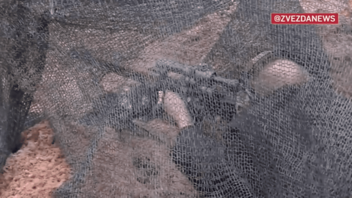 Putin il guerrafondaio si fa riprendere mentre spara con un fucile da cecchino