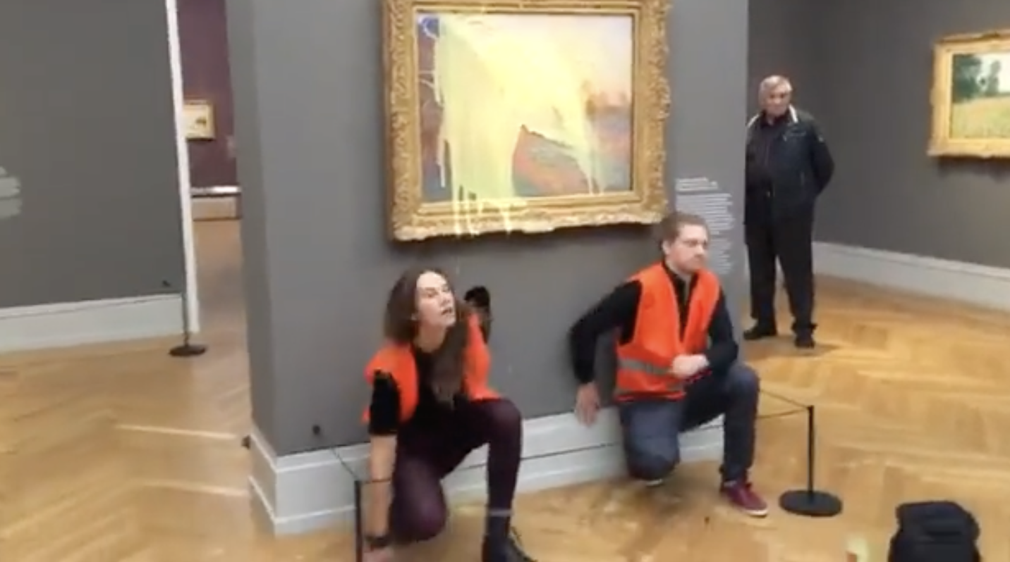 Imbrattato un olio di Monet come protesta contro cambiamento climatico