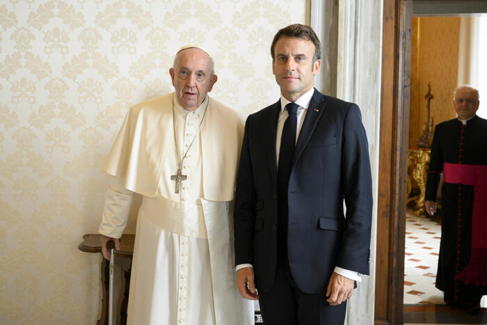 Macron in Vaticano ha incontrato Papa Francesco: quasi un'ora di colloquio sull'Ucraina