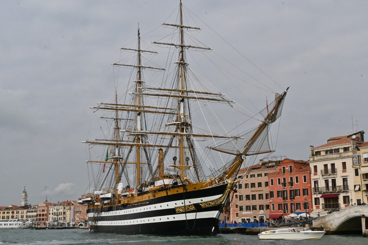 Paura per l'Amerigo Vespucci: speronato per errore da un catamarano turistico