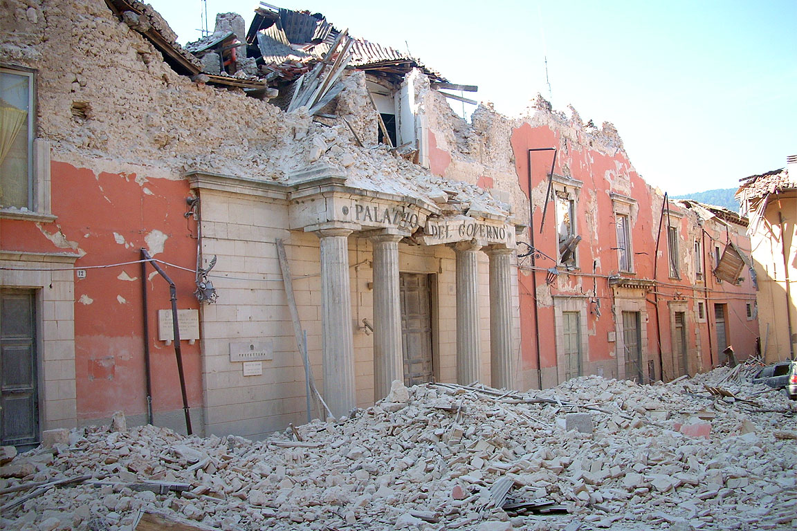 Terremoto de L'Aquila, risarcimento negato ad alcune vittime: "Colpevoli di essere rimasti a dormire in casa..."