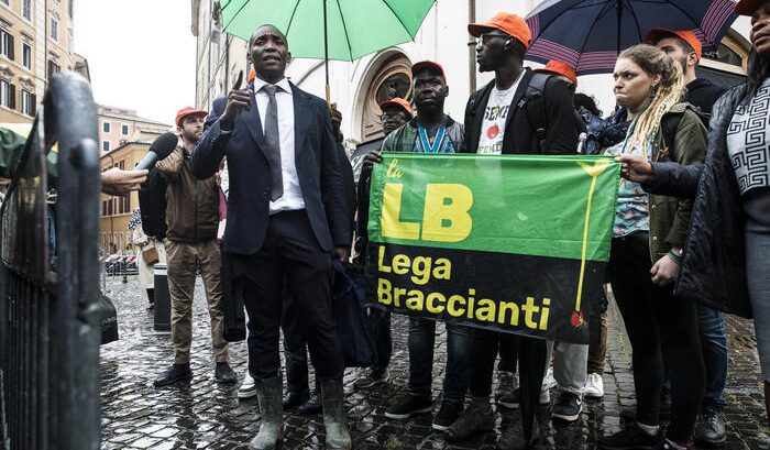 Aboubakar Soumahoro: "Alla Camera con gli stivali simbolo dei braccianti sfruttati nei campi"