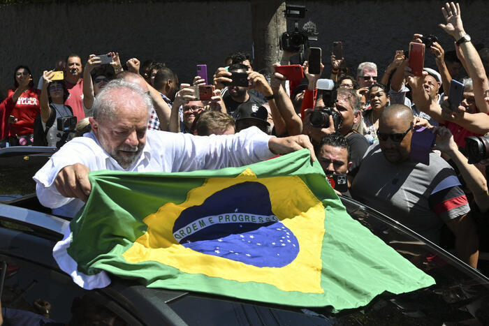 Lula vince il ballottaggio di un soffio: il Brasile è ancora per metà con Bolsonaro