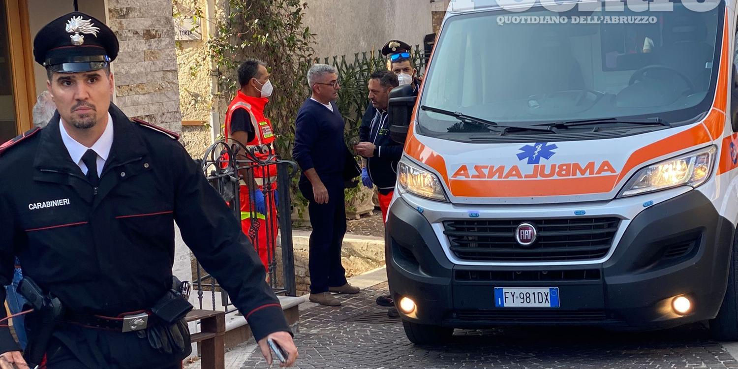 Una donna di 70 anni trovata morta in strada, arrestato il figlio: la polizia indaga sul movente