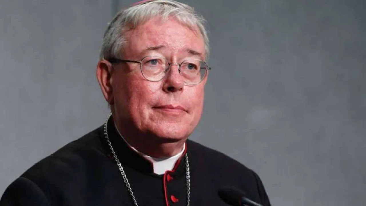 Il Cardinale Hollerich: "Dio non maledice le coppie gay, nel suo Regno nessuno è escluso"