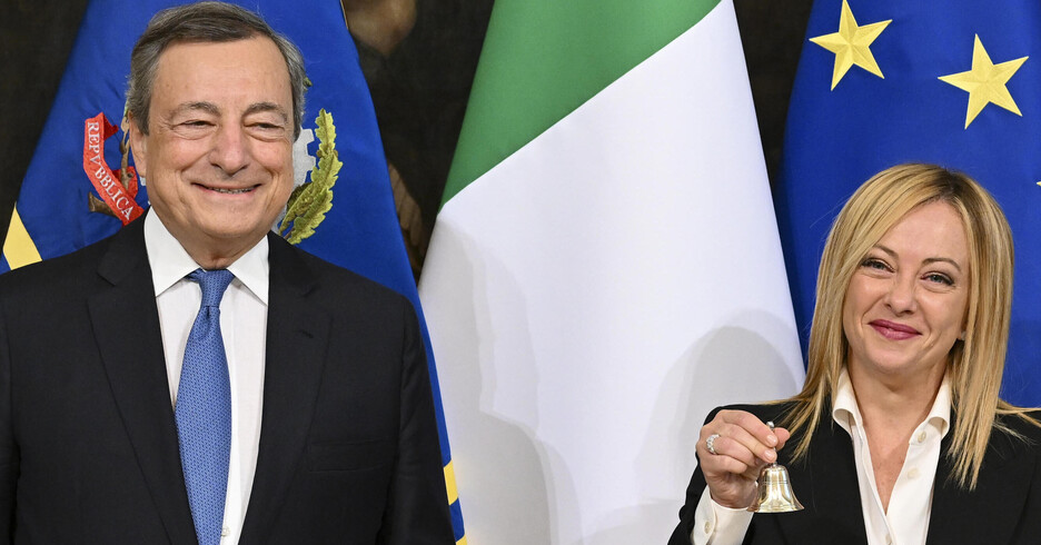 Scambio della campanella tra Draghi e Meloni a Palazzo Chigi. Poi il consiglio dei ministri