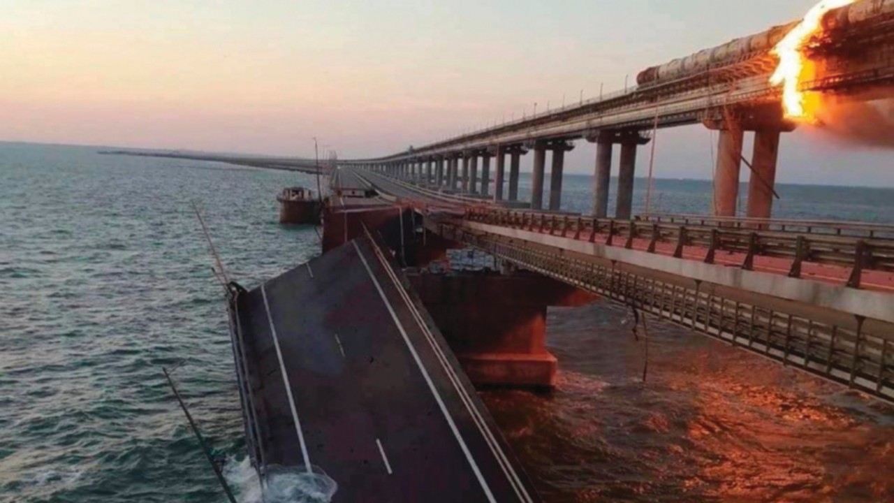 Kiev rivendica la partecipazione dei suoi 007 agli attacchi ai ponti di Crimea